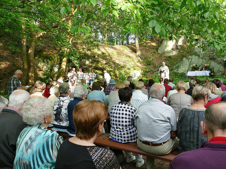 Baunataler Wallfahrt zur Naumburger Fatima Grotte (Foto: Karl-Franz Thiede)